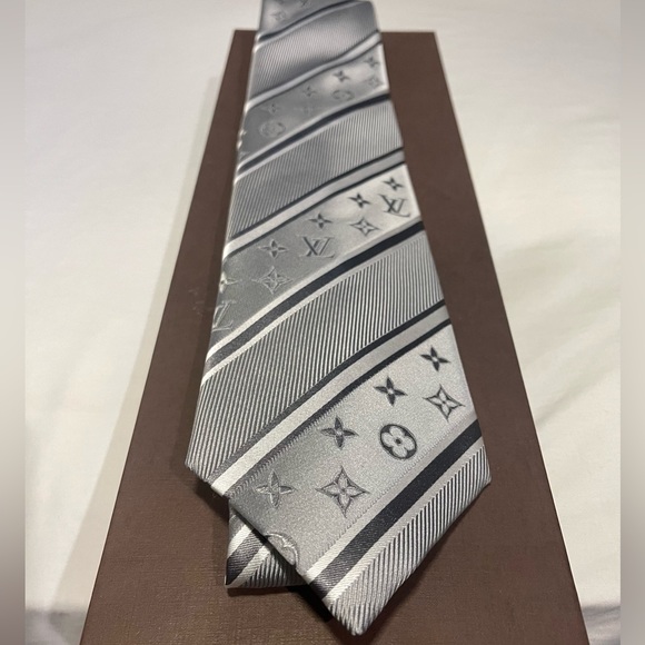 🎁HOLIDAY 25’🎁🆕💯AUTH LOUIS VUITTON LRG MONOGRAM PERLE SLVR STRIPE MOTIF TIE🔥 - Picture 11 of 14